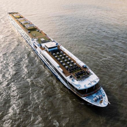 Modernes Flusskreuzfahrtschiff fährt auf dem Rhein aus der Drohnenperspektive