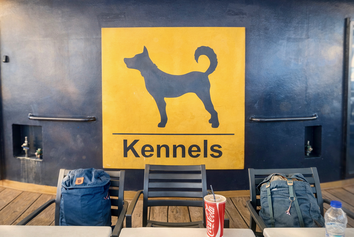 Hundekennel an Bord eines Schiffes als Auslöser Seekrankheit auf einer Fähre