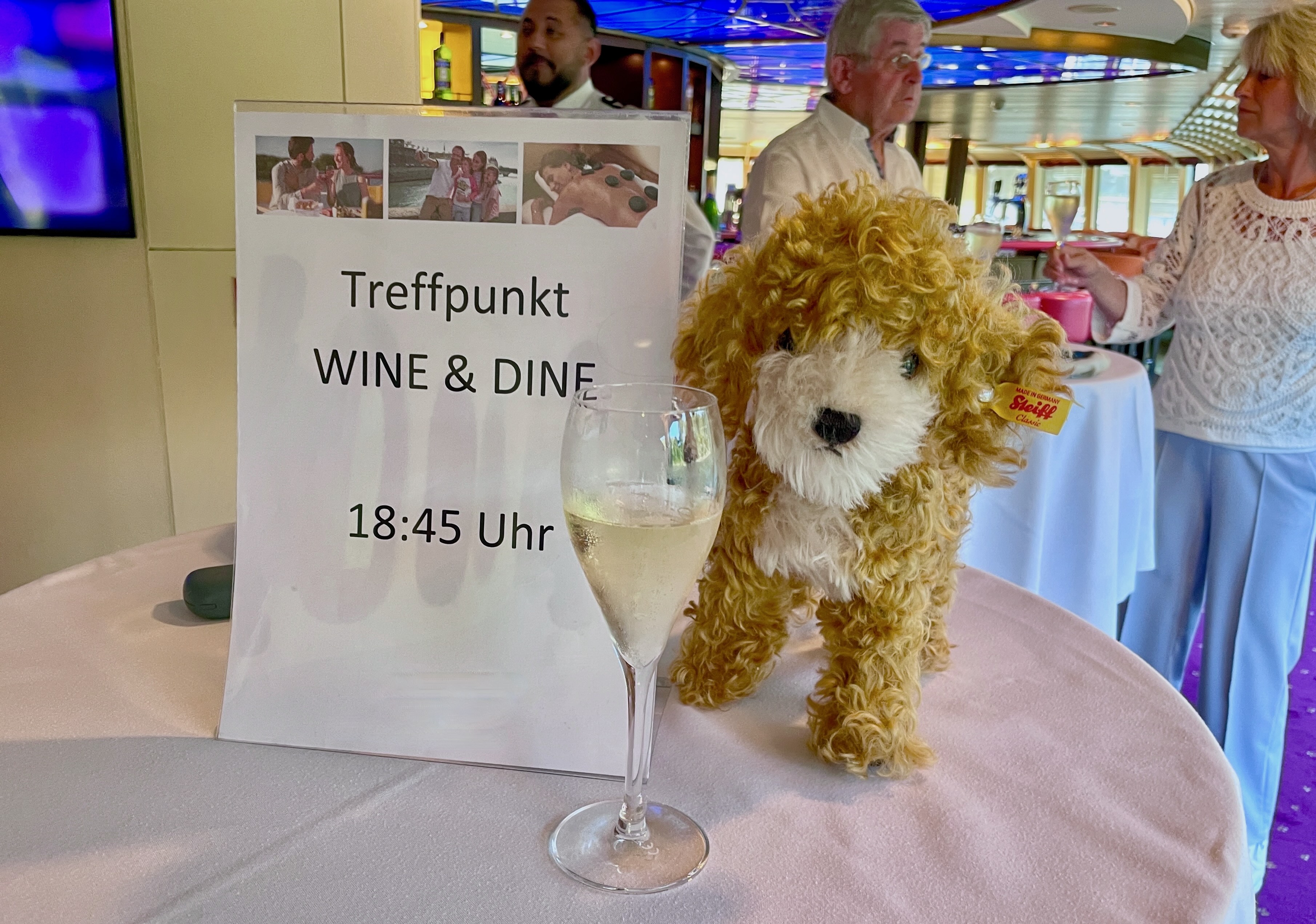 Empfang mit Sekt bei einem Wine & Dine Event auf einer Kreuzfahrt mit Hund, stilvolle Atmosphäre an Bord